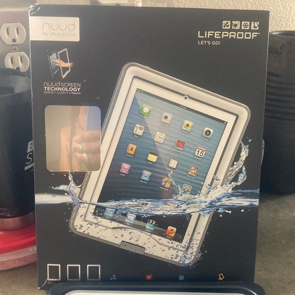 New in box never used. LIFEPROOF case